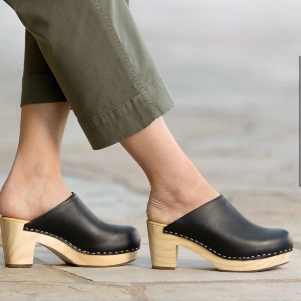 Nisolo Black Leather Clog Mules - Picture 2 of 11